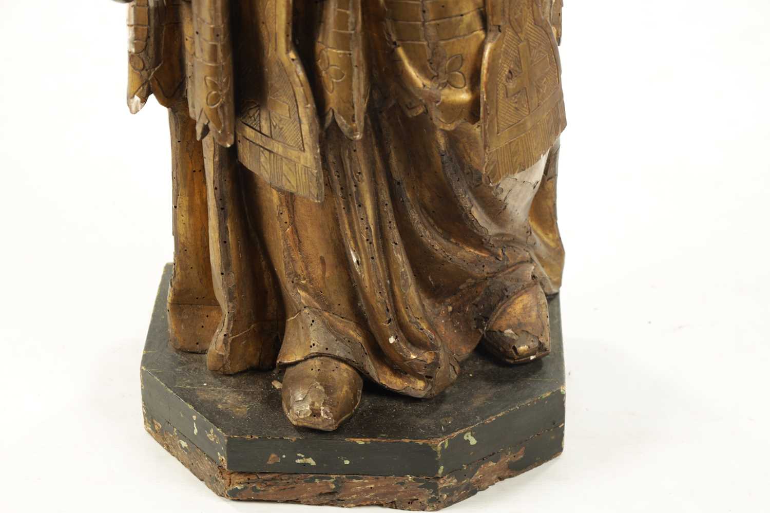 AN EARLY 17TH CENTURY CARVED WOOD GILT GESSO FIGURE OF CHRIST - Image 4 of 6