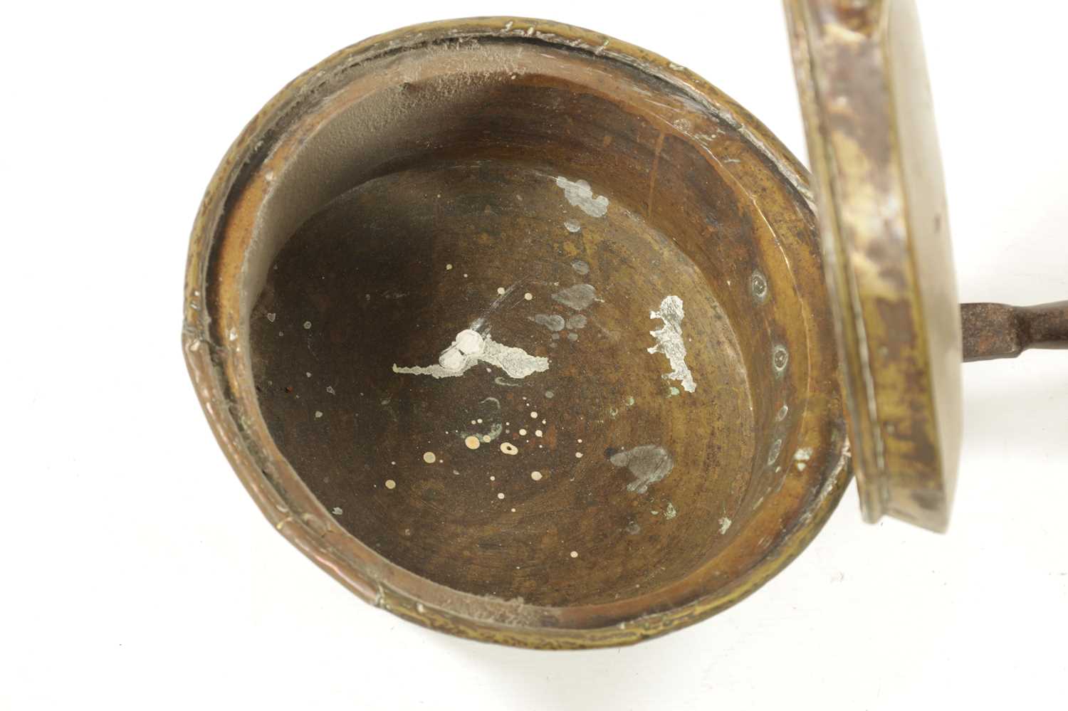 A 17TH CENTURY BRASS WARMING PAN AND AN 18TH CENTURY BRASS PIERCED WARMING PAN - Image 6 of 9