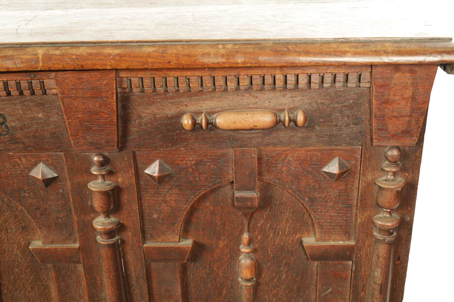 A 17TH CENTURY JACOBEAN OAK LAUDIAN COFFER - Image 4 of 11