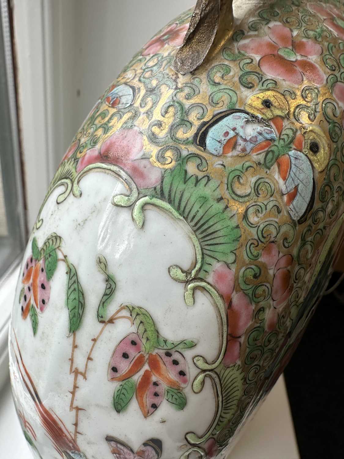 A 19TH CENTURY CHINESE CANTONESE PORCELAIN MOON FLASK - Image 14 of 17