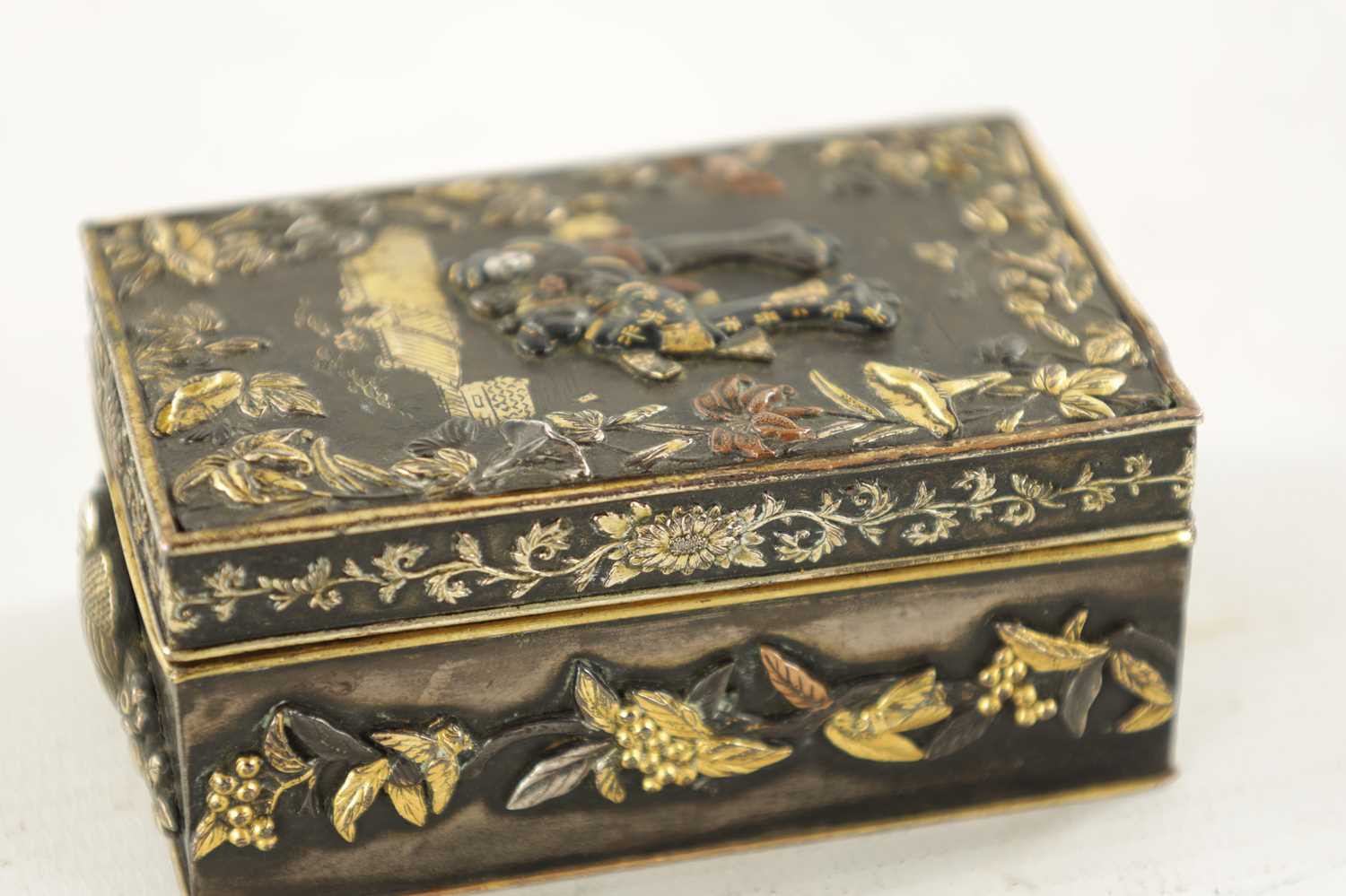 A SMALL JAPANESE MEIJI PERIOD GOLD INLAID MIXED METAL BRONZE BOX - Image 5 of 5