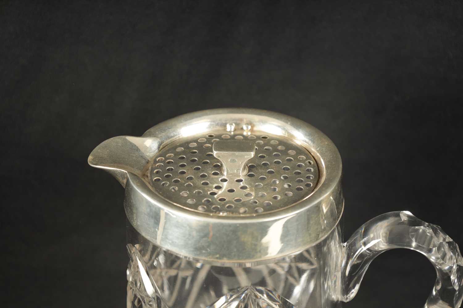 AN EARLY 20TH CENTURY CUT GLASS AND SILVER MOUNTED LEMONADE JUG - Image 3 of 10