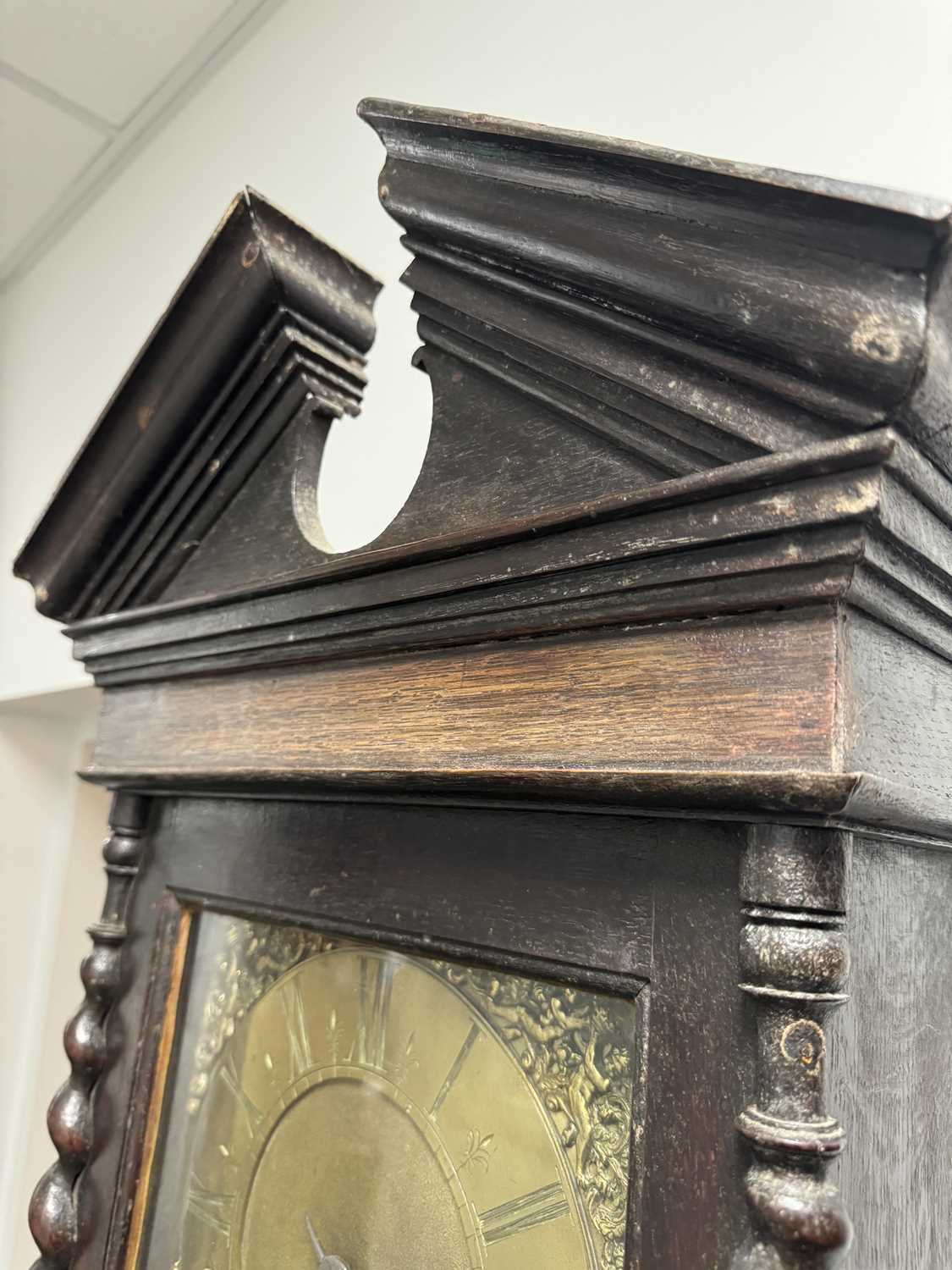 GABRIEL SMITH, BARTHOMLEY. AN EARLY 18TH CENTURY OAK 30-HOUR LONGCASE CLOCK - Image 8 of 11