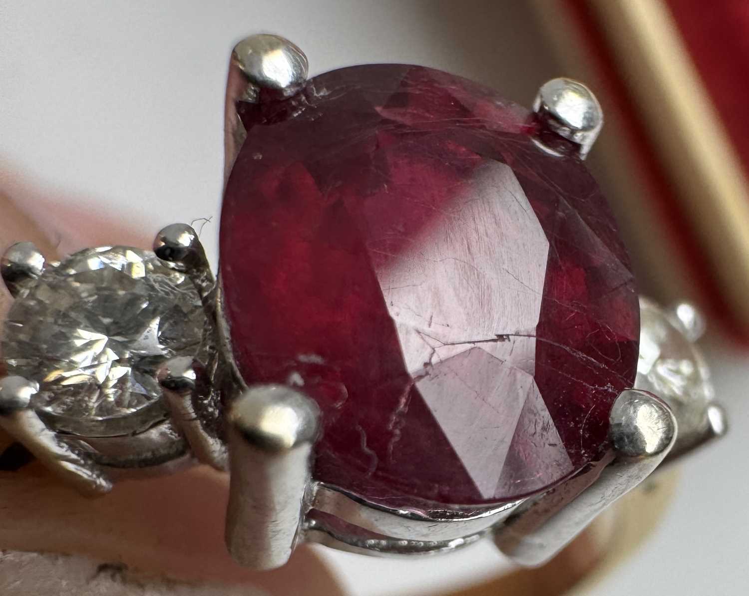 AN 18CT GOLD RUBY AND DIAMOND RING - Image 9 of 12