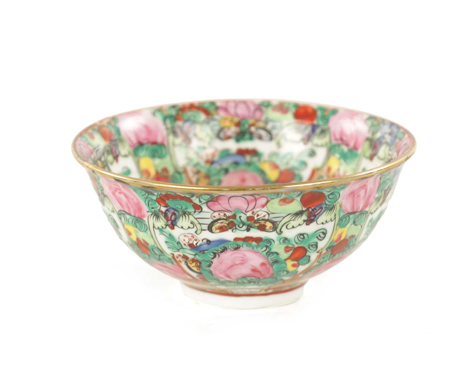 A 20TH CENTURY CHINESE EXPORT FAMILLE ROSE SMALL RICE BOWL