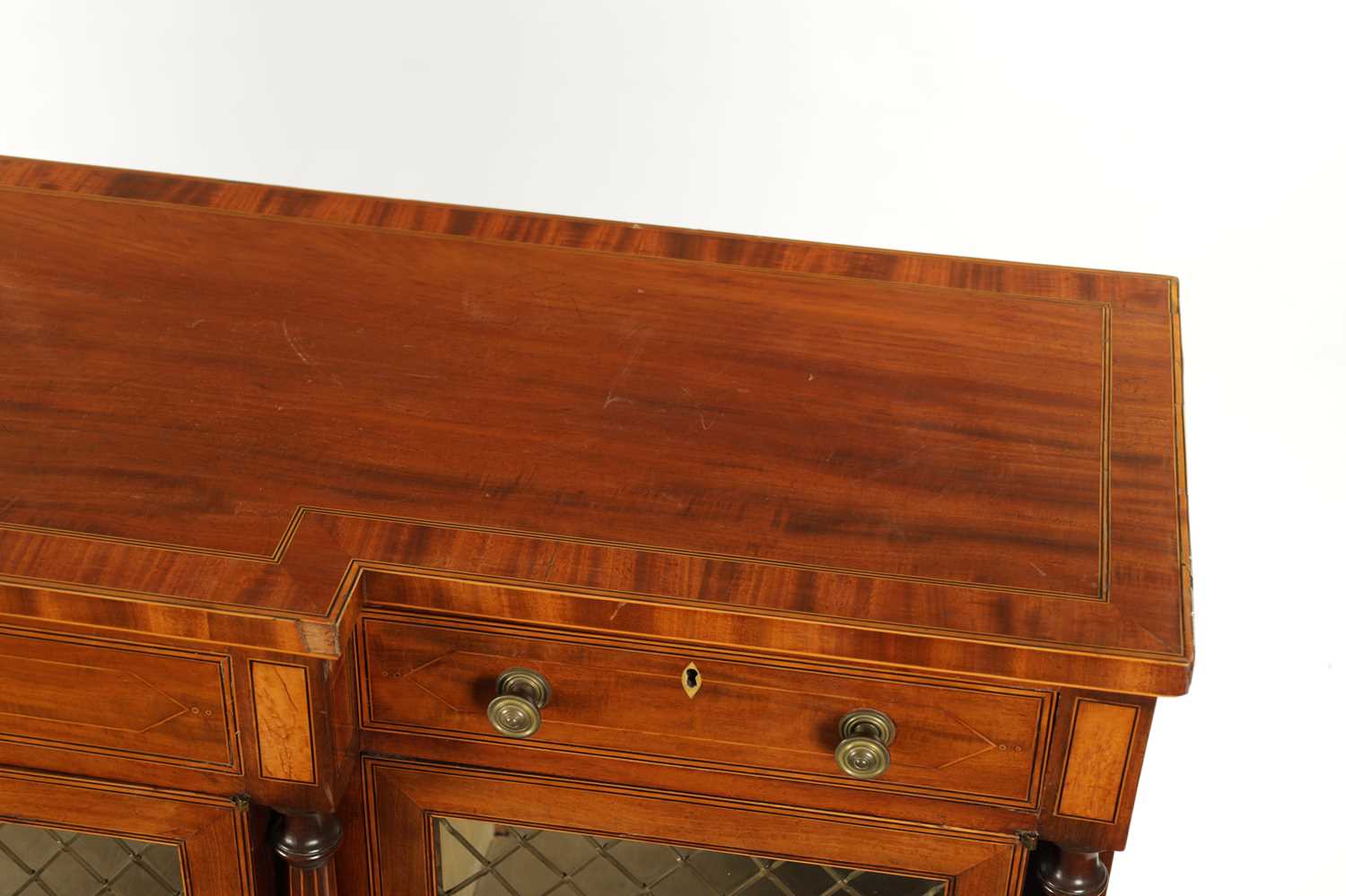 A FINE GEORGE III SATINWOOD BANDED AND INLAID FIGURED MAHOGANY BREAKFRONT SIDE CABINET - Image 5 of 6