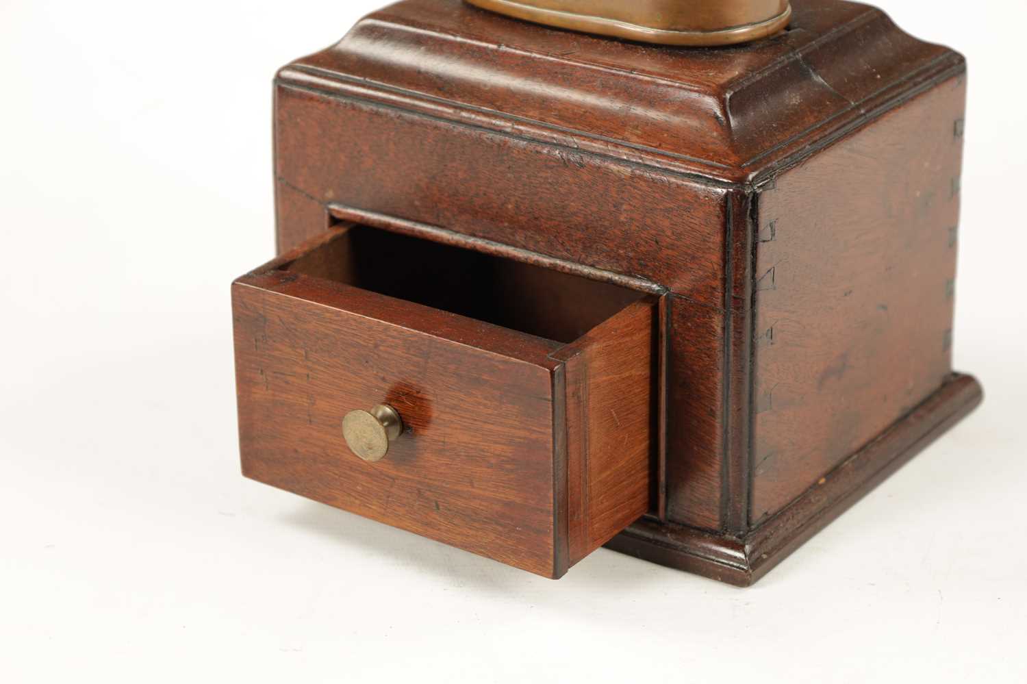 AN 18TH CENTURY MAHOGANY COFFEE GRINDER - Image 3 of 7