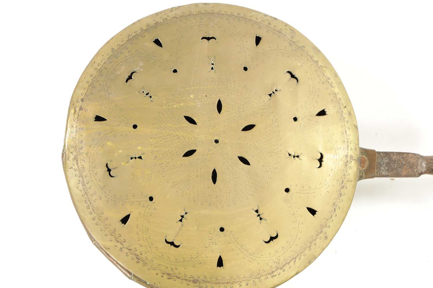 A 17TH CENTURY BRASS WARMING PAN AND AN 18TH CENTURY BRASS PIERCED WARMING PAN - Image 3 of 9