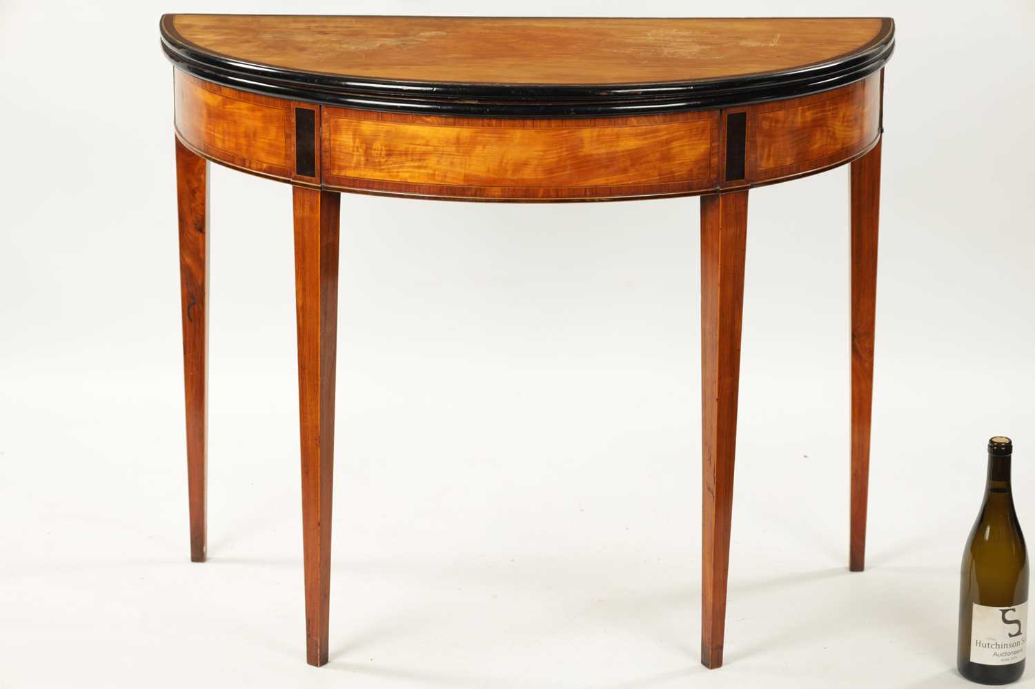 A GEORGE III SATINWOOD AND INLAID EBONISED DEMI LUNE FOLD OVER CARD TABLE - Image 6 of 10
