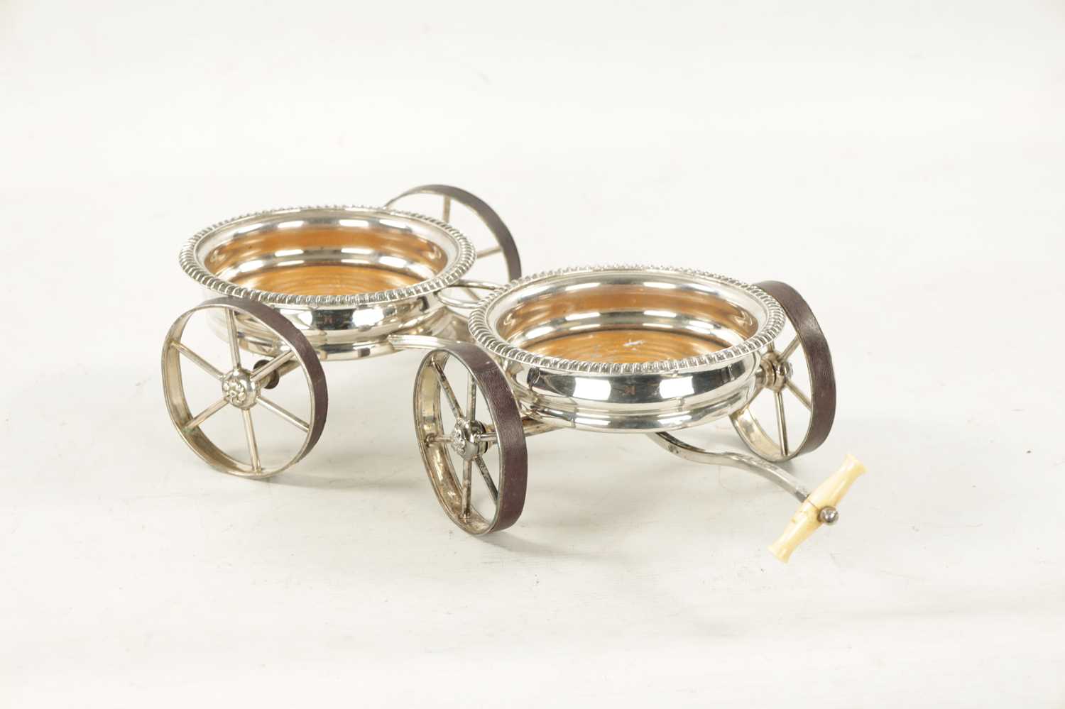 A 19TH CENTURY NOVELTY SILVER PLATED TABLE TOP DOUBLE COASTER TROLLEY FORMED AS A CARRIAGE - Image 7 of 7