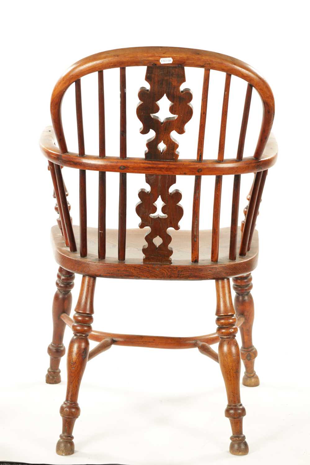 AN EARLY 19TH CENTURY NOTTINGHAMSHIRE YEW-WOOD LOW BACK WINDSOR CHAIR - Image 8 of 8