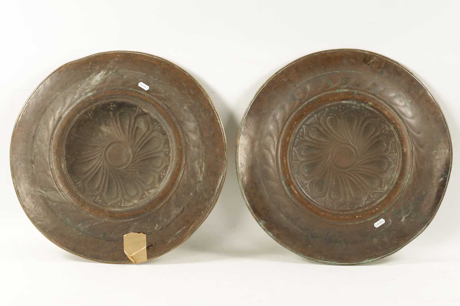 A PAIR OF 17TH CENTURY BRASS ALMS DISHES - Image 8 of 8