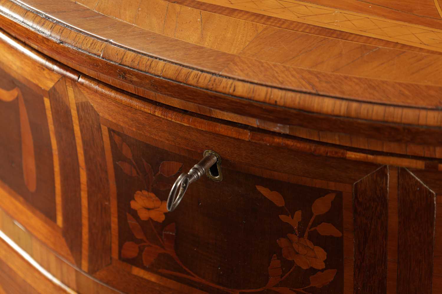 A FINE GEORGE II ENGLISH MARQUETRY COMMODE IN THE MANNER OF HENRY HILL - Image 13 of 23