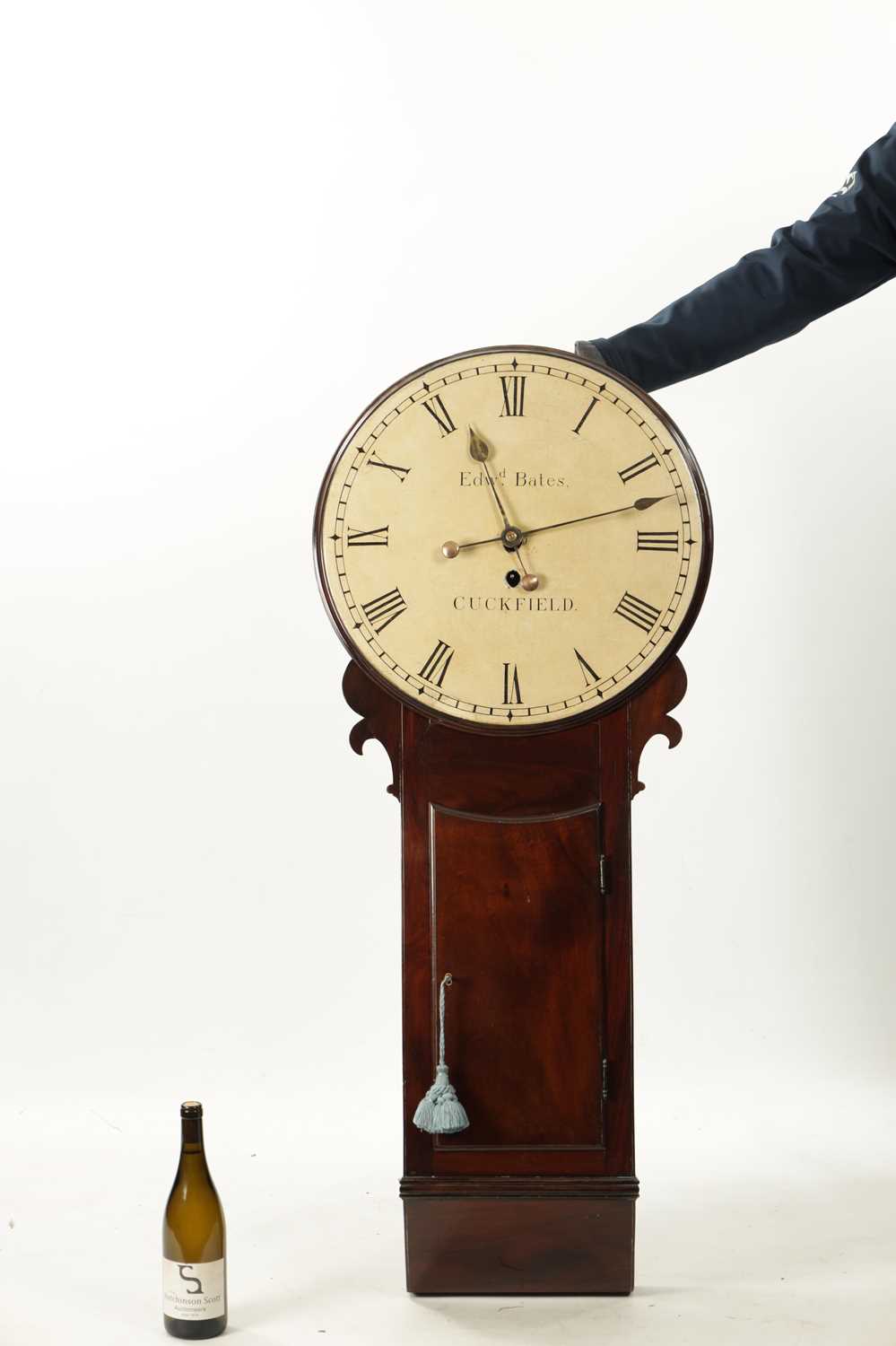 EDWARD BATES, CUCKFIELD. A GEORGE III MAHOGANY TAVERN CLOCK - Image 2 of 9