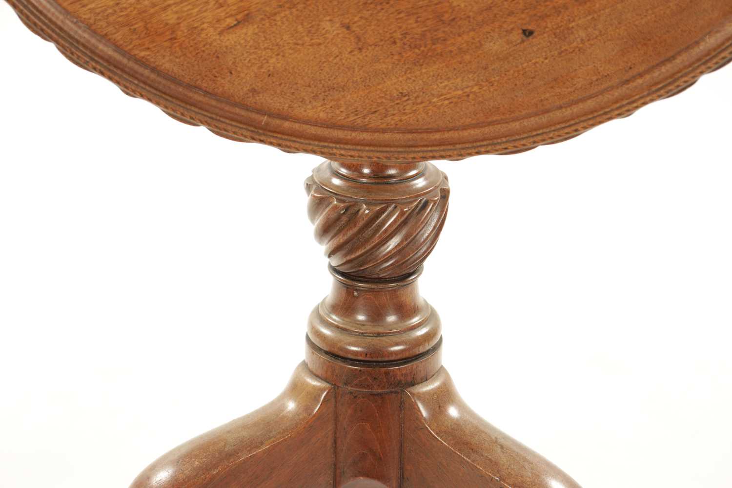 A FINE 18TH CENTURY CIRCULAR WAVY EDGED MAHOGANY TILT-TOP TRIPOD TABLE - Image 2 of 7