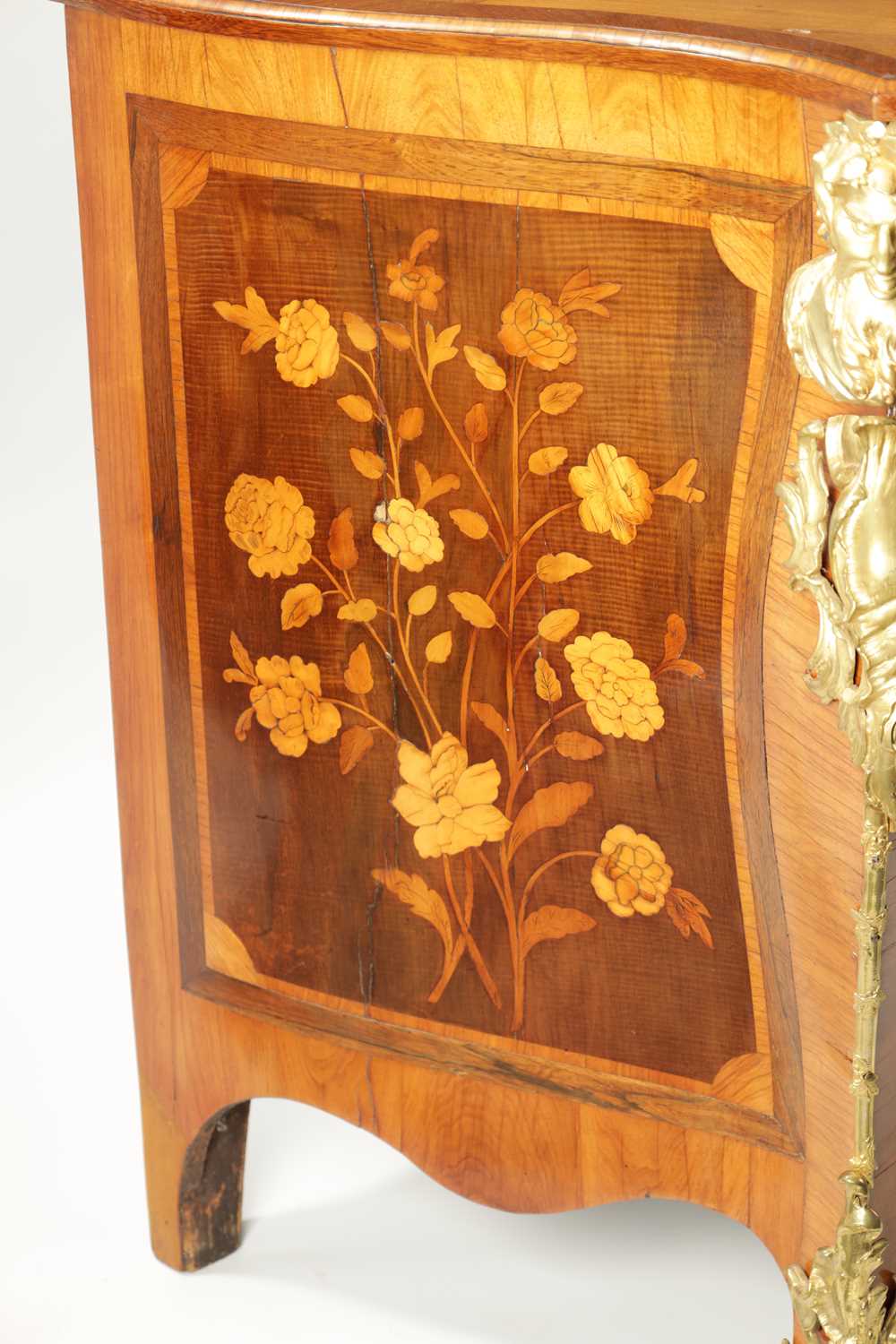 A FINE GEORGE II ENGLISH MARQUETRY COMMODE IN THE MANNER OF HENRY HILL - Image 4 of 23