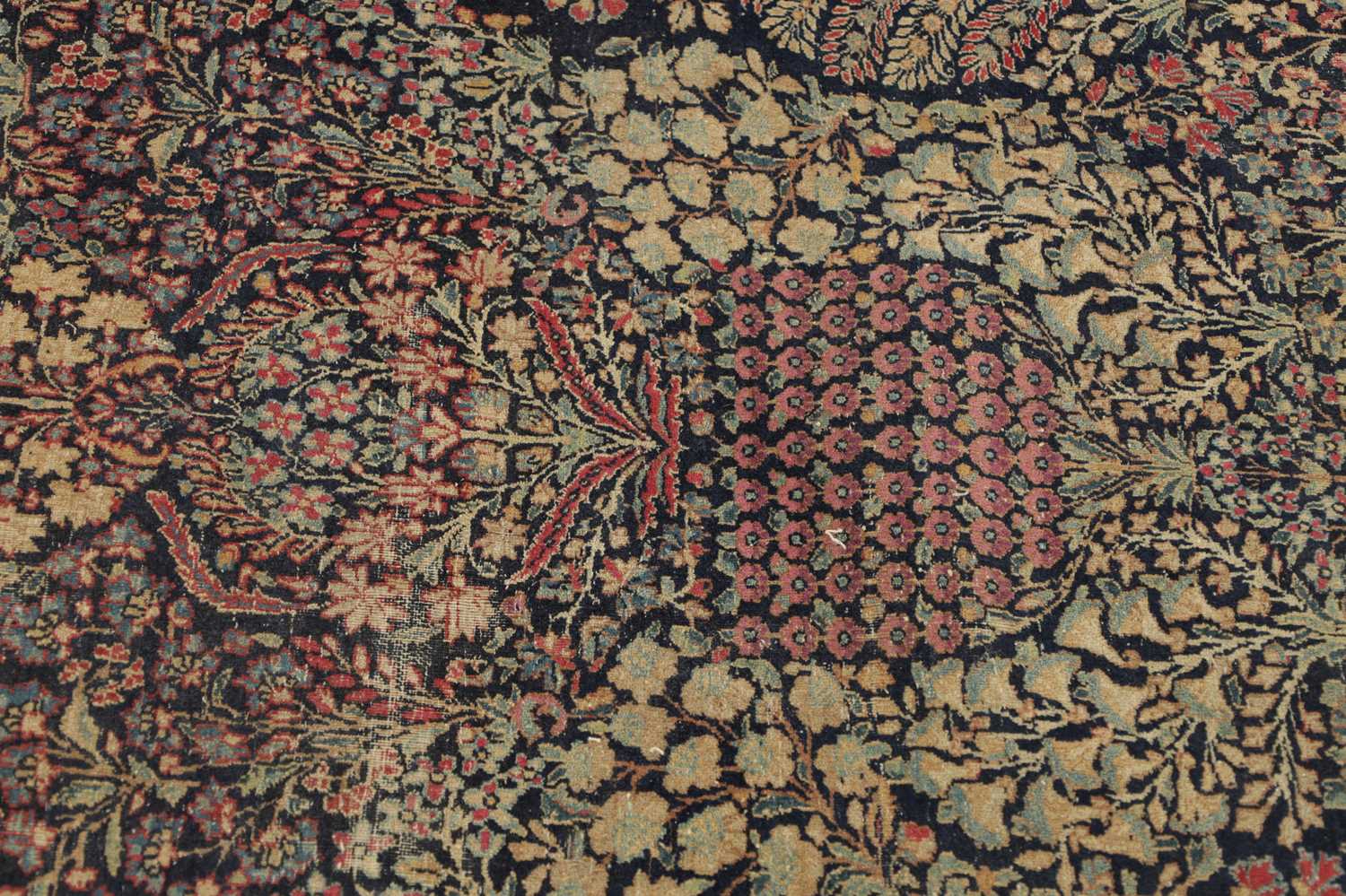 A LARGE ANTIQUE TABRIZ PERSIAN RUG - Image 2 of 9