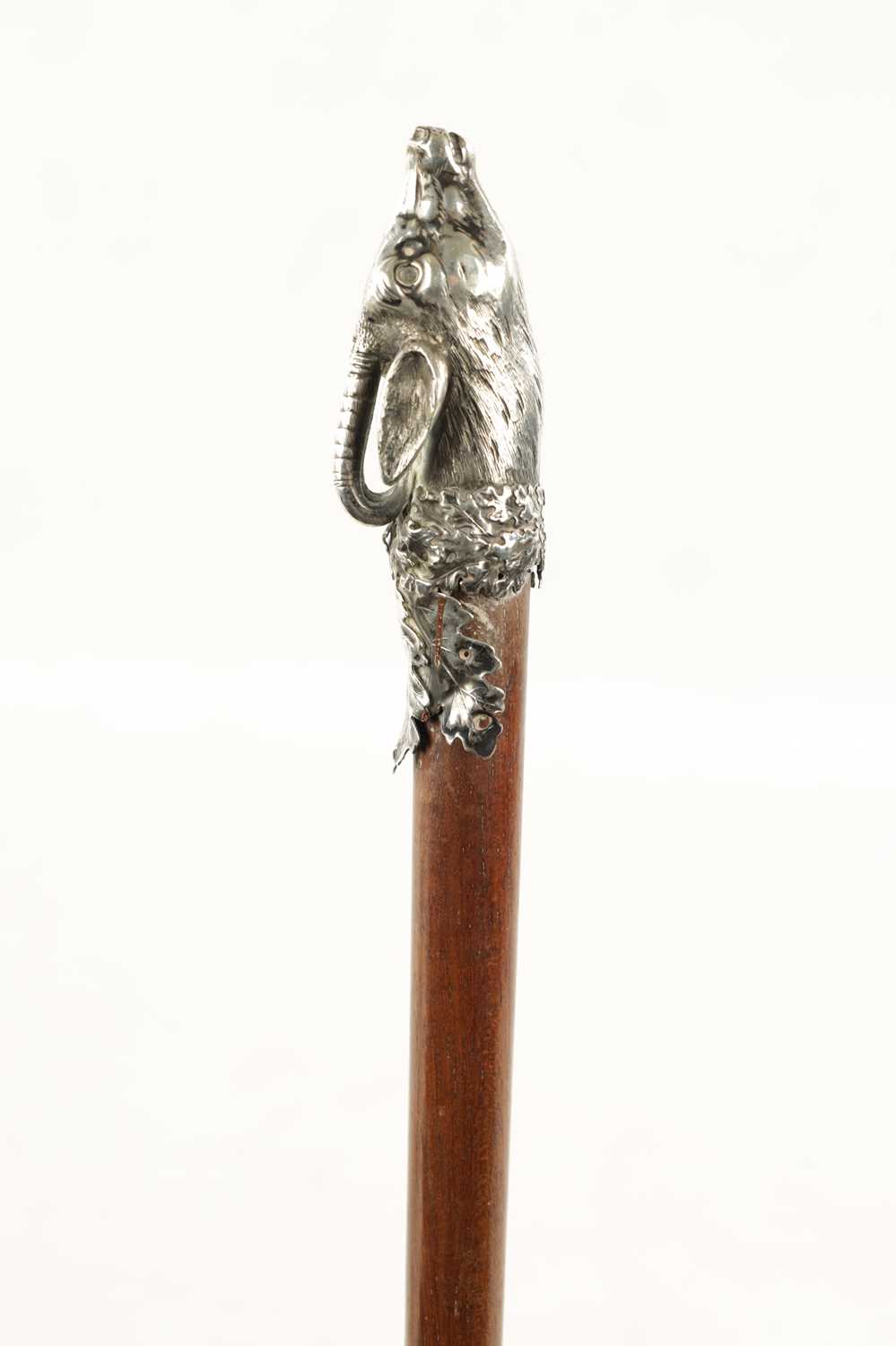 AN EARLY 20TH CENTURY CONTINENTAL SILVER-HANDLED WALKING CANE - Image 2 of 4