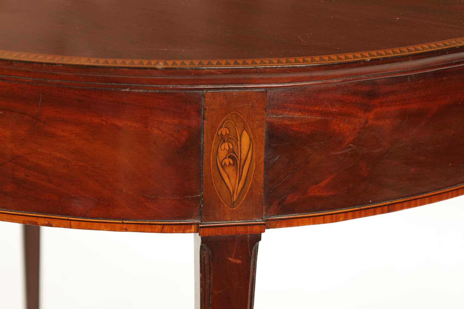 A GEORGE III FIGURED MAHOGANY SCOTTISH DEMI LUNE TEA TABLE - Image 4 of 8