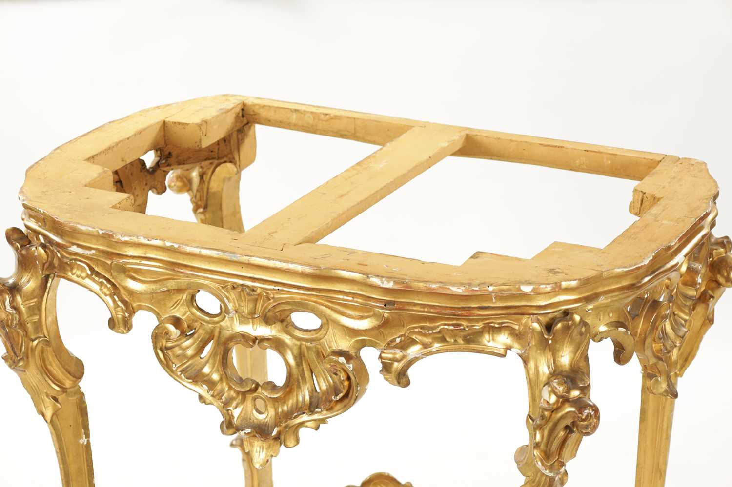 AN 18TH CENTURY CARVED GILTWOOD CONSOLE TABLE - Image 6 of 7