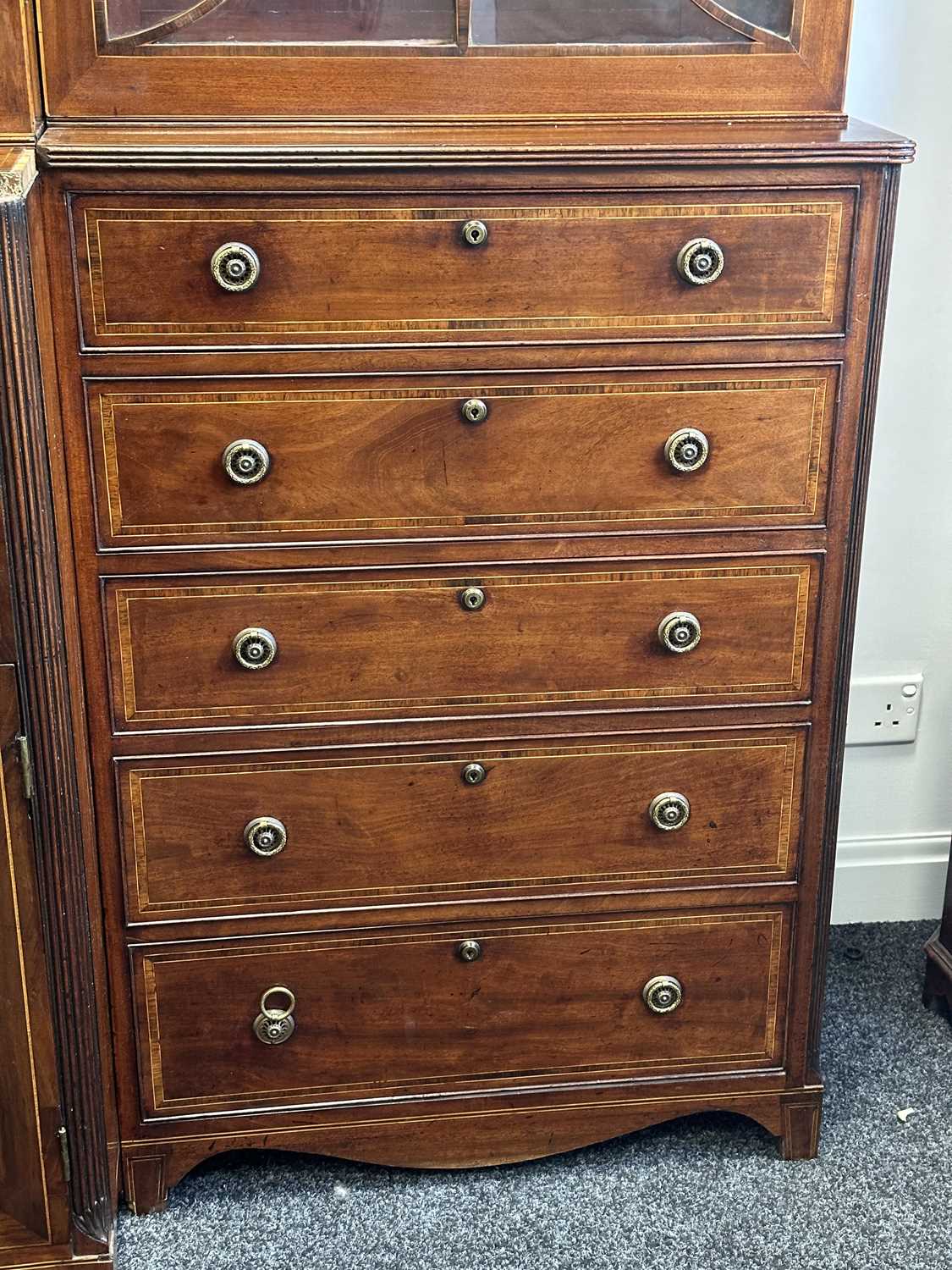 A FINE GEORGE III SHERATON DESIGN INLAID MAHOGANY BREAKFRONT BOOKCASE - Image 4 of 6