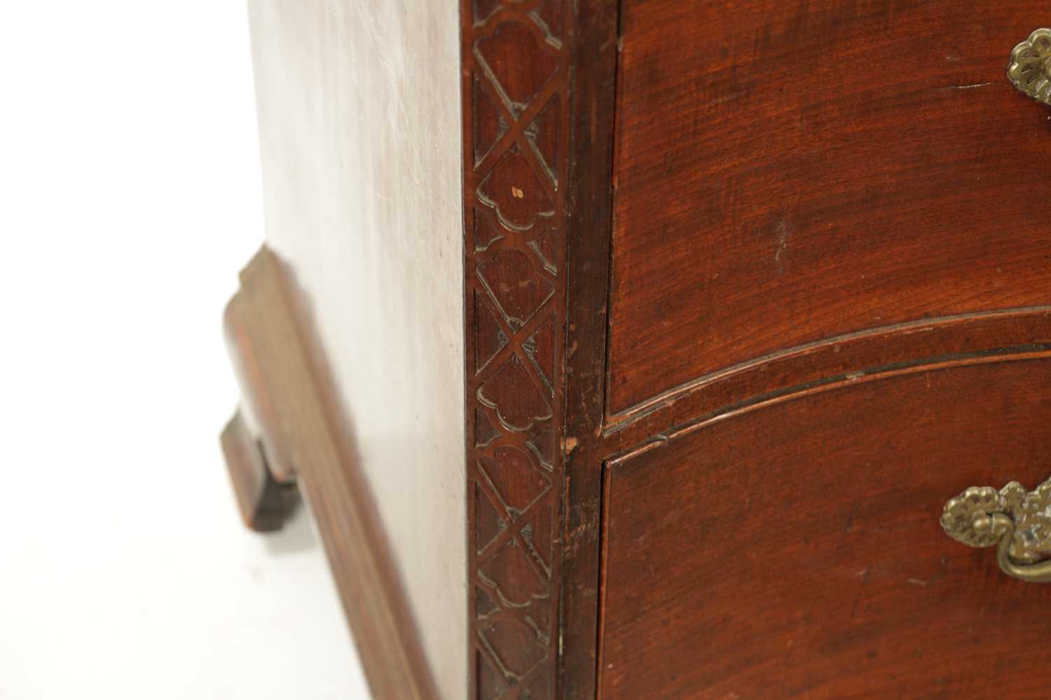 A LARGE GEORGE III CHIPPENDALE PERIOD MAHOGANY COUNTRY HOUSE SERPENTINE CHEST OF DRAWERS - Image 4 of 11