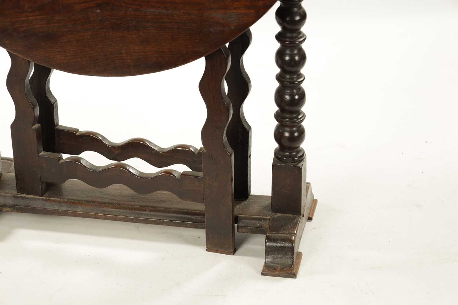 A 17TH CENTURY SMALL OAK GATE LEG TABLE WITH SILHOUETTE LEG - Image 2 of 24