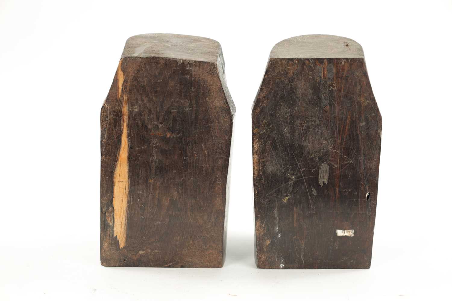 A PAIR OF CARVED HARDWOOD NATIVE BOOKENDS - Image 7 of 10