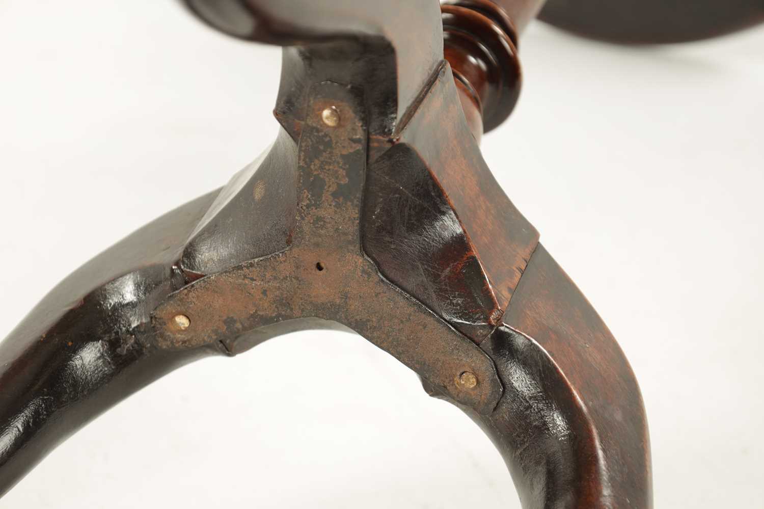 A GEORGE III MAHOGANY CANDLE STAND - Image 6 of 7