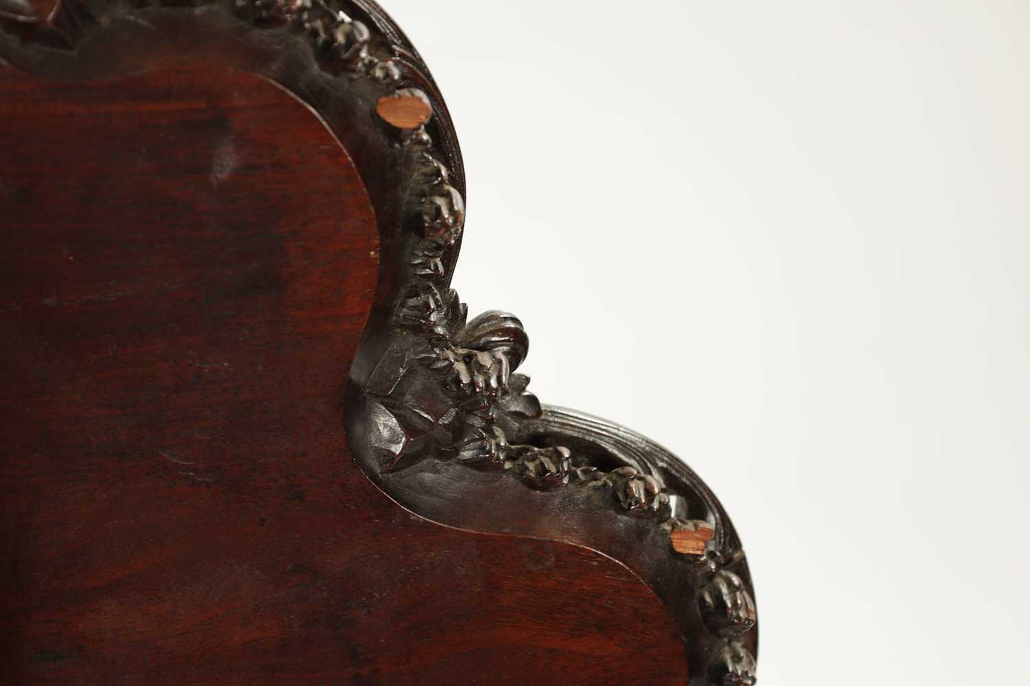 A FINE GEORGE III CHIPPENDALE CARVED MAHOGANY TILT-TOP SUPPER TABLE - Image 6 of 9
