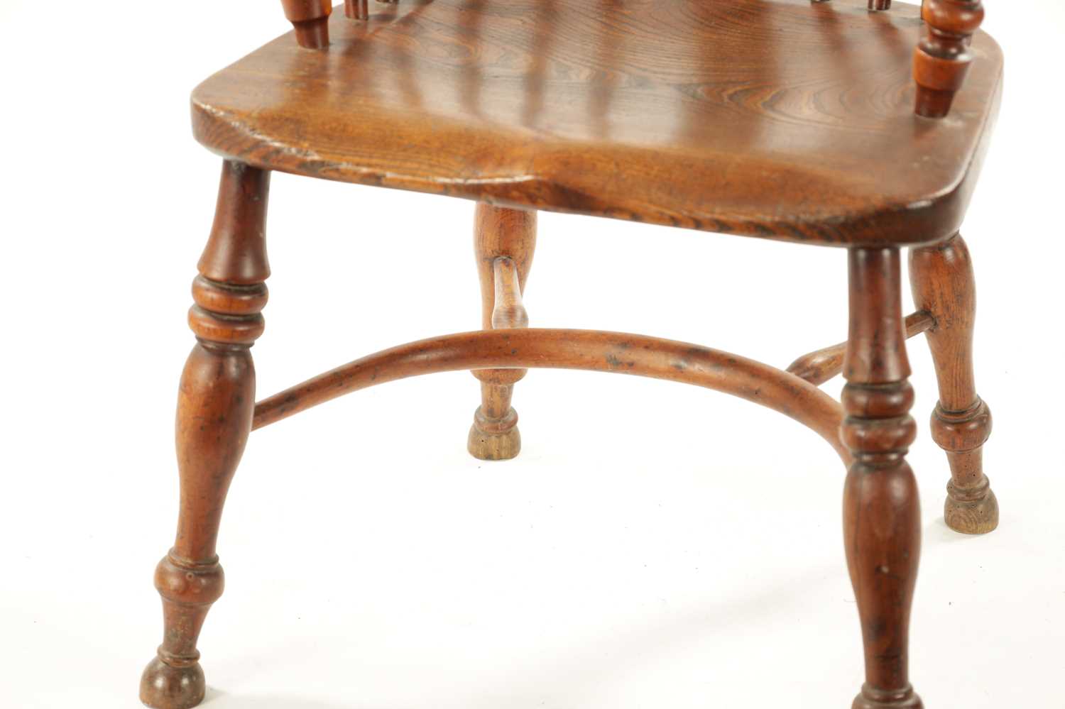 AN EARLY 19TH CENTURY NOTTINGHAMSHIRE YEW-WOOD LOW BACK WINDSOR CHAIR - Image 4 of 8