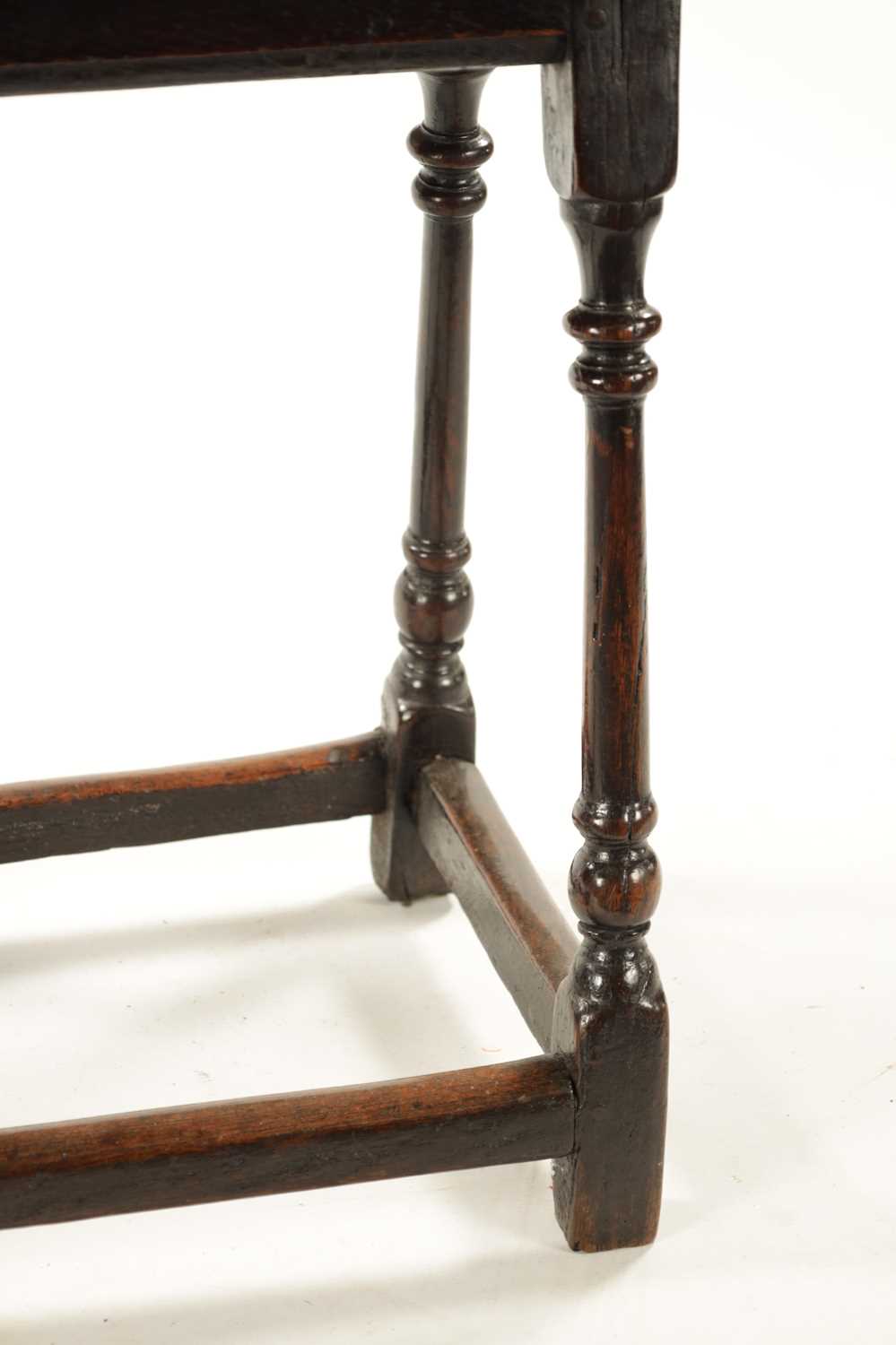 A LATE 17TH CENTURY OAK RECTANGULAR SMALL TABLE - Image 5 of 6