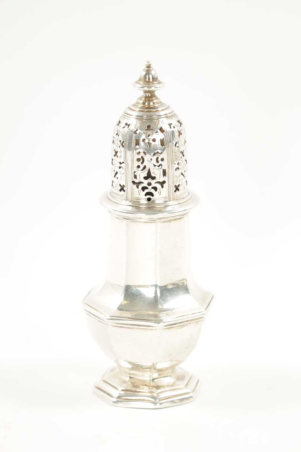 A GEORGE II SILVER SUGAR CASTER - Image 6 of 8