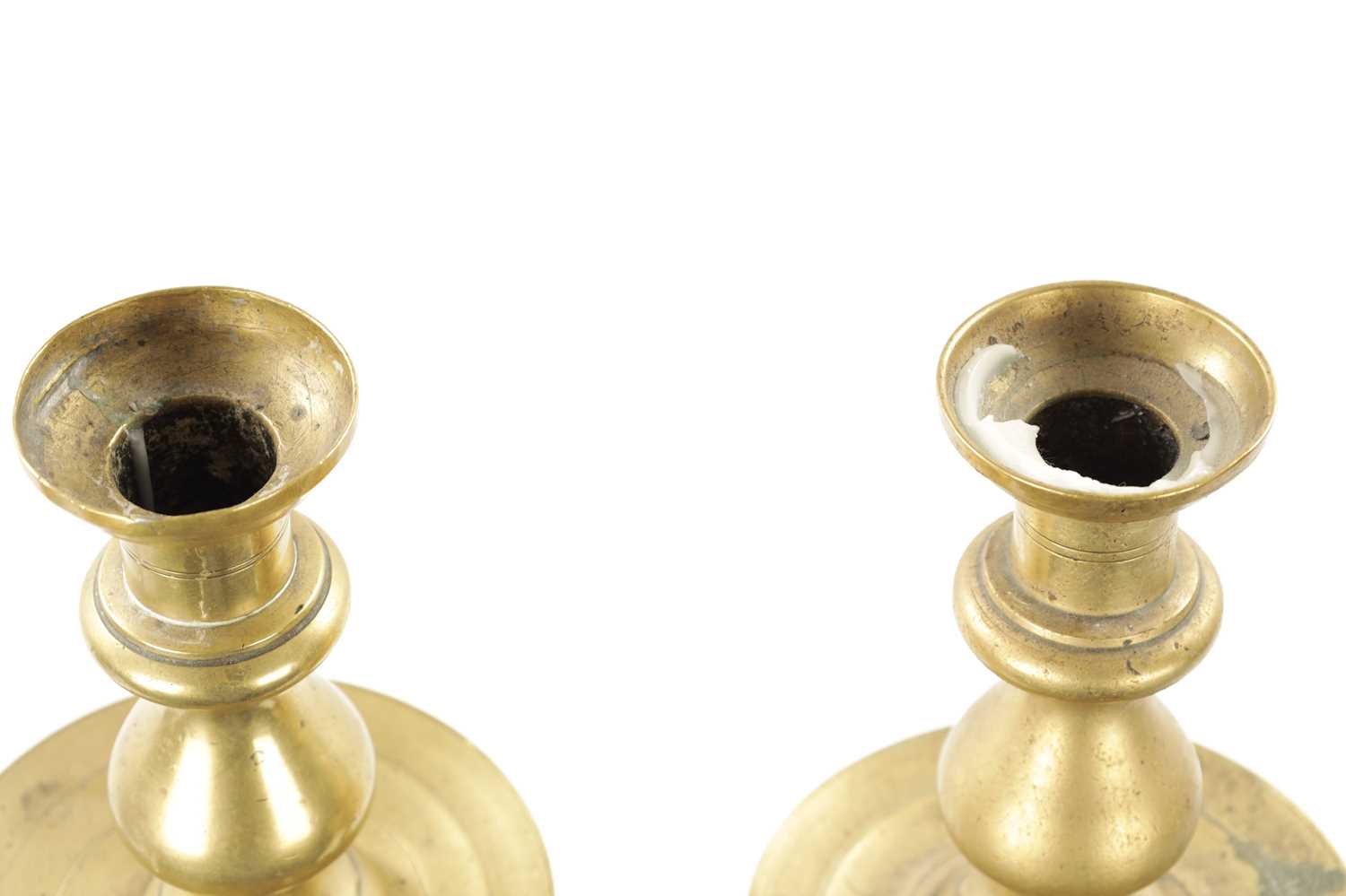 A LARGE PAIR OF 18TH CENTURY BRASS CANDLESTICKS - Image 7 of 9