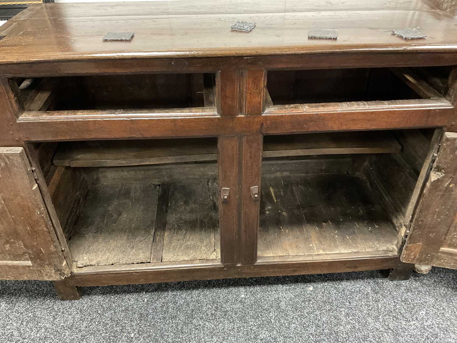 AN EARLY 18TH CENTURY OAK POSTED CANOPY DRESSER - Image 19 of 26
