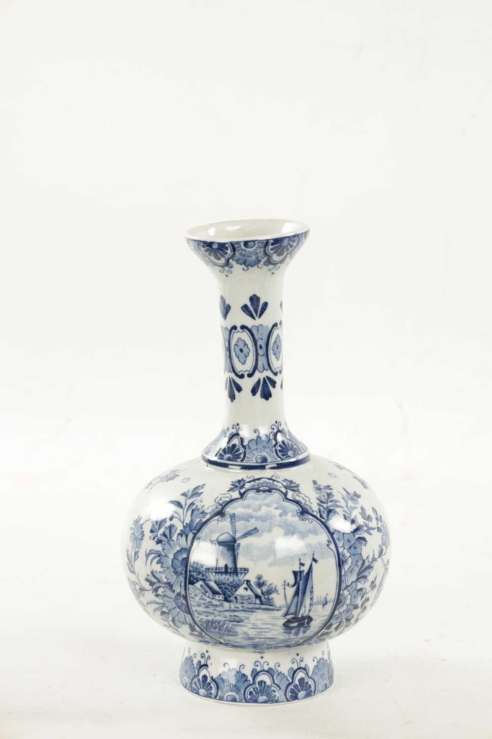 A 19TH CENTURY BLUE AND WHITE DELFT BOTTLE VASE - Image 5 of 7