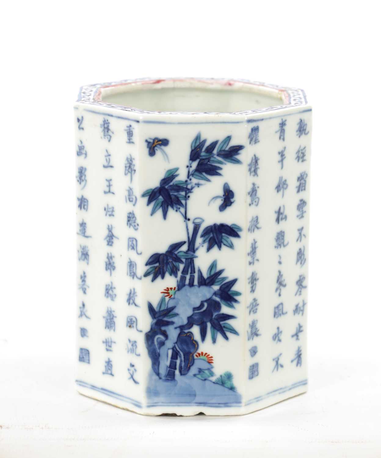 A CHINESE QING DYNASTY BLUE AND WHITE OCTAGONAL SHAPED BRUSH POT