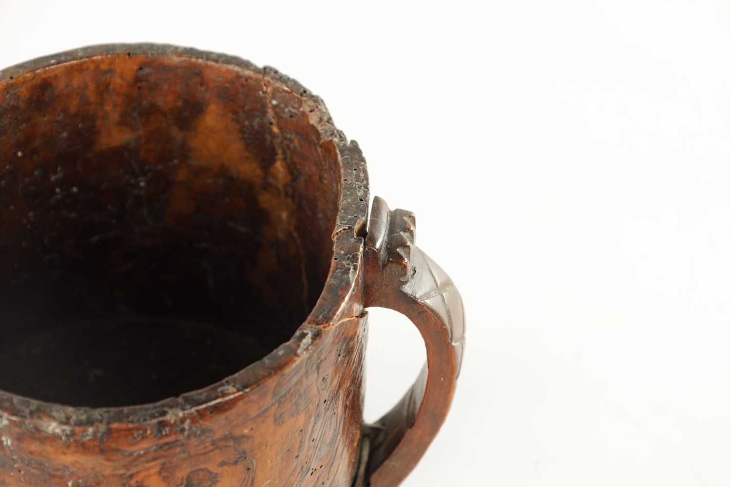 AN 18TH CENTURY SCANDINAVIAN BURR ELM AND IRON BOUND MUG - Image 3 of 7