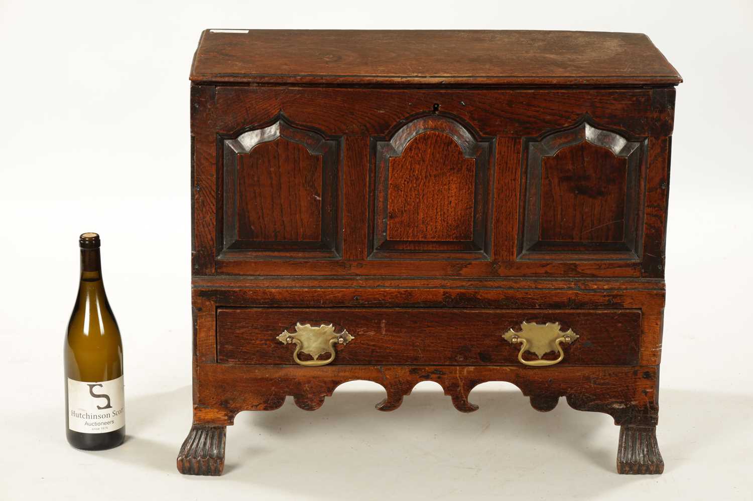 A MID 18TH CENTURY OAK WELSH COFFER BACH - Image 2 of 17
