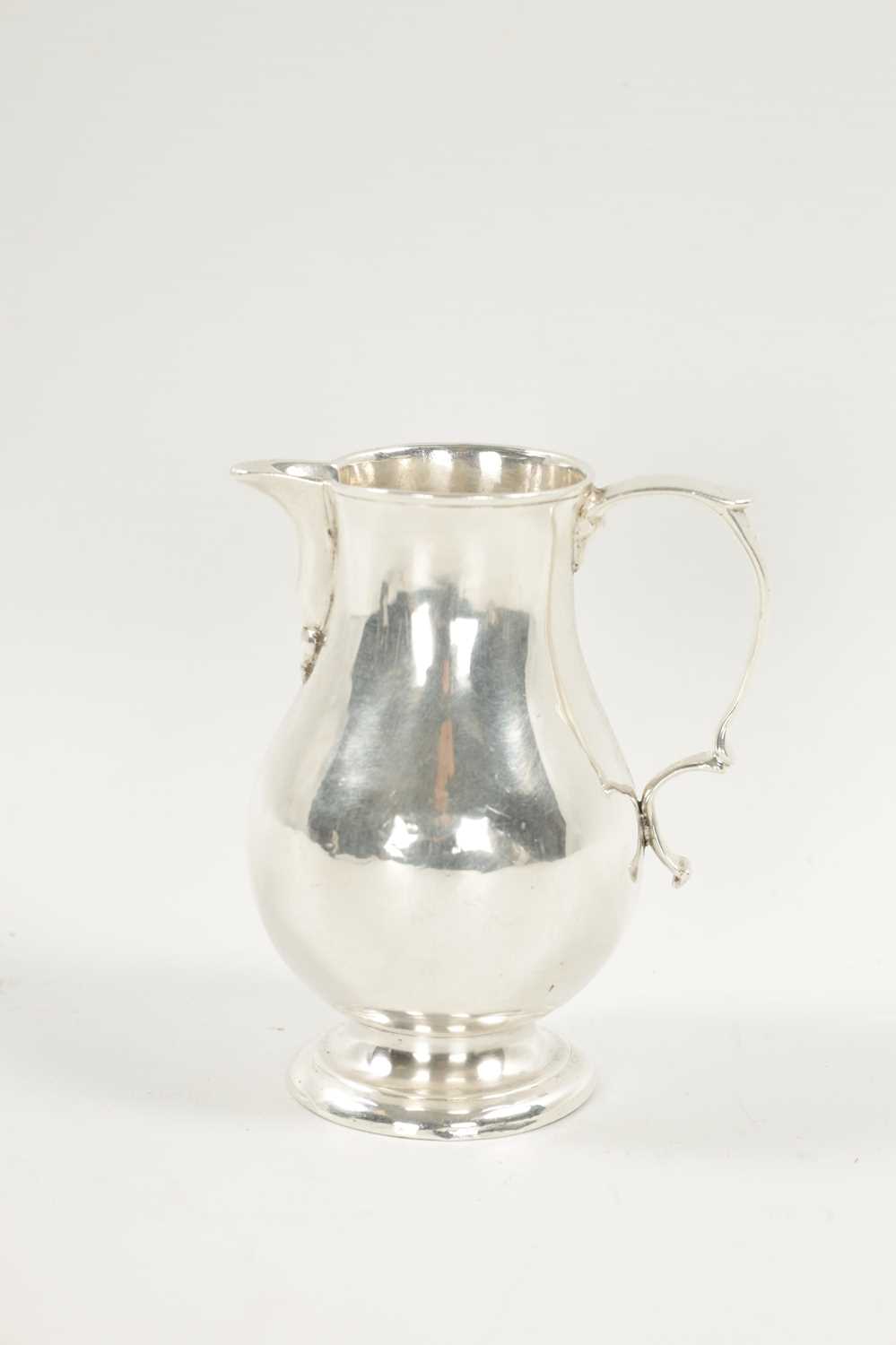 AN EARLY GEORGIAN SILVER CREAM JUG - Image 5 of 7