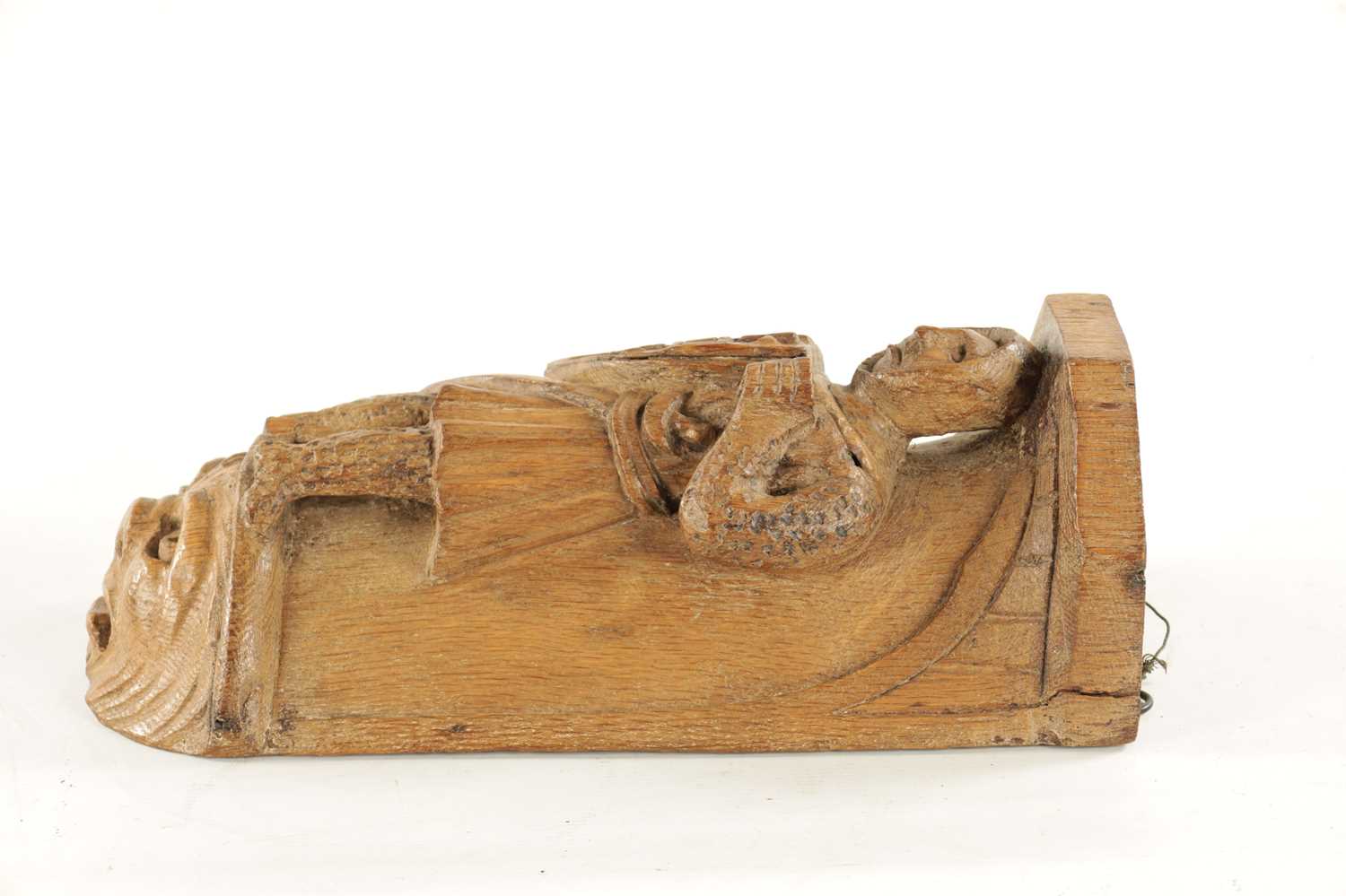 A RARE 17TH CENTURY CARVED BRACKET HAVING A KNIGHT TEMPLAR - Image 5 of 7