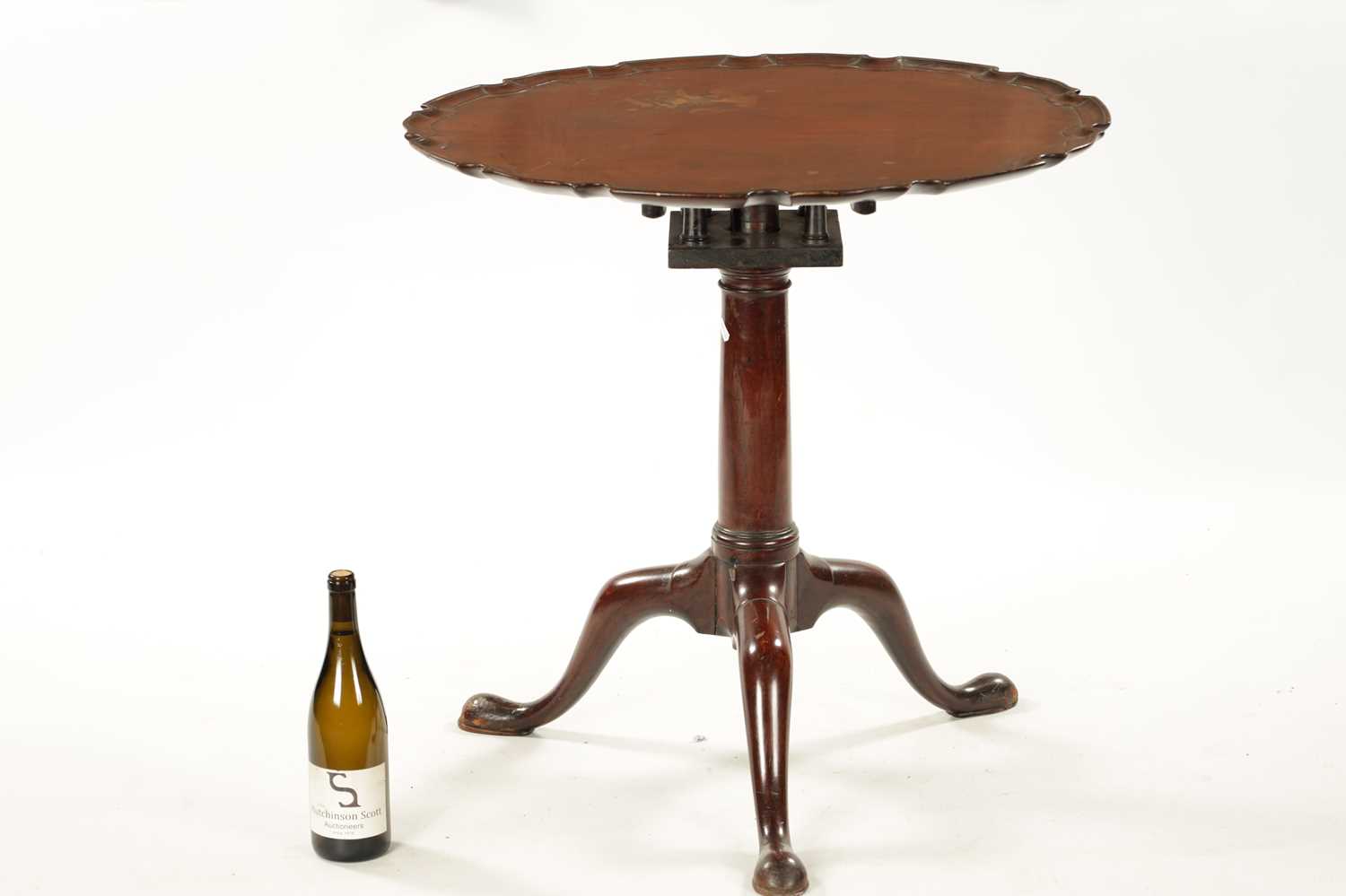 A GEORGE III MAHOGANY PIE CRUST EDGE BIRD CAGE CHIPPENDALE-STYLE TRIPOD TABLE - Image 5 of 5