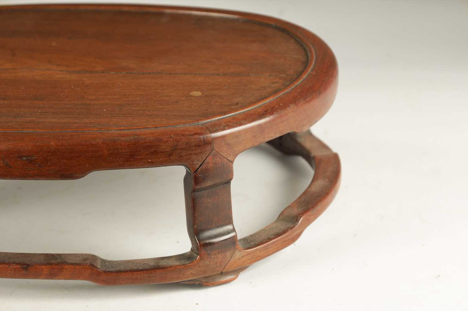 A 19TH CENTURY CHINESE HARDWOOD OVAL SHAPED JARDINIERE STAND - Image 3 of 7