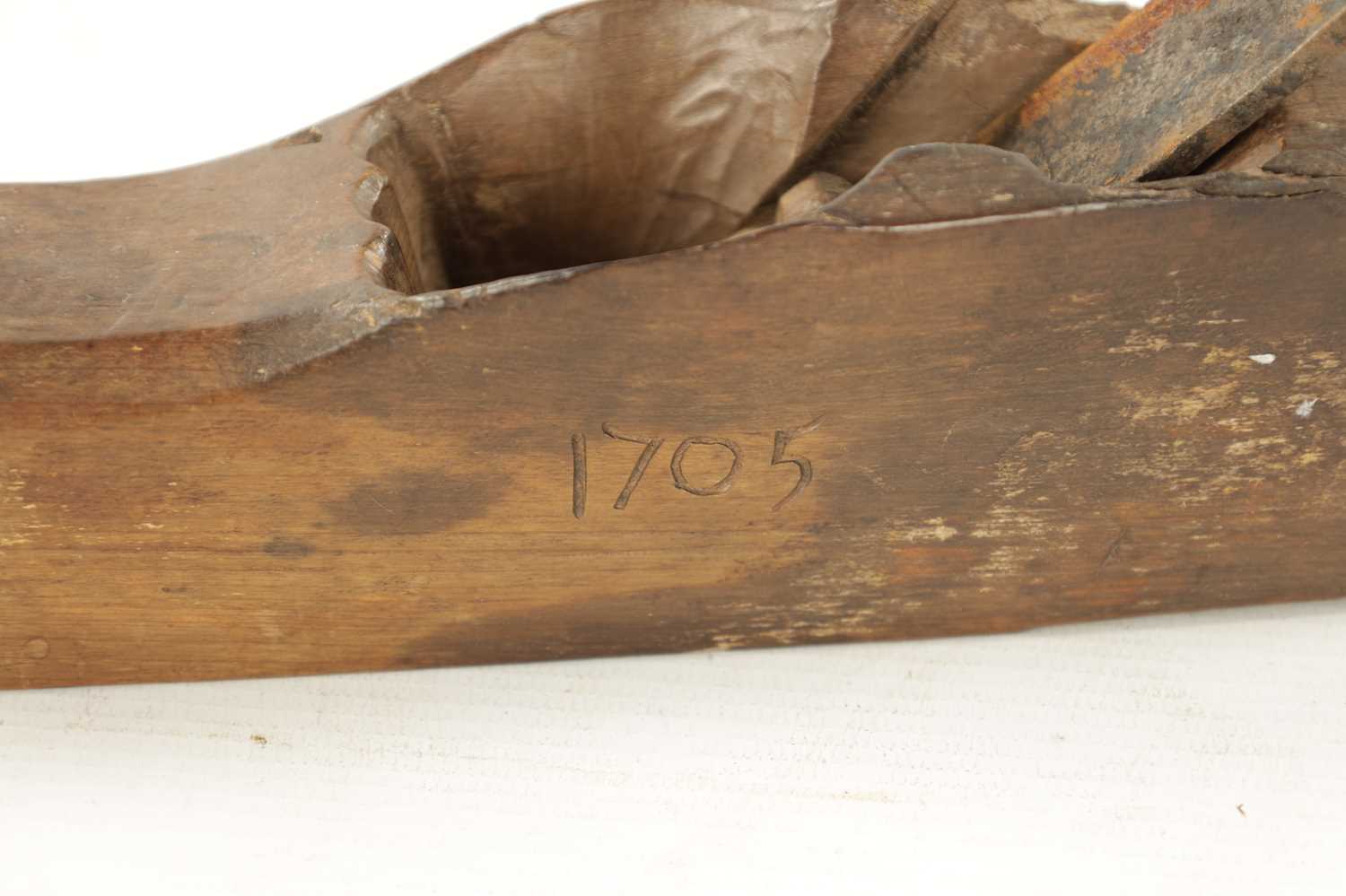 A RARE EARLY 18TH CENTURY WOODEN PLANE - Image 6 of 6