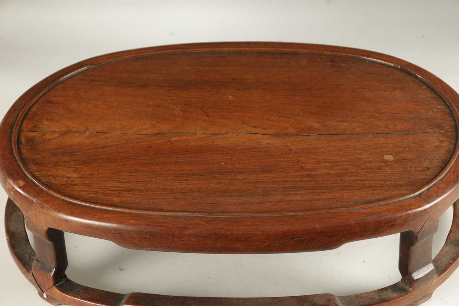 A 19TH CENTURY CHINESE HARDWOOD OVAL SHAPED JARDINIERE STAND - Image 5 of 7