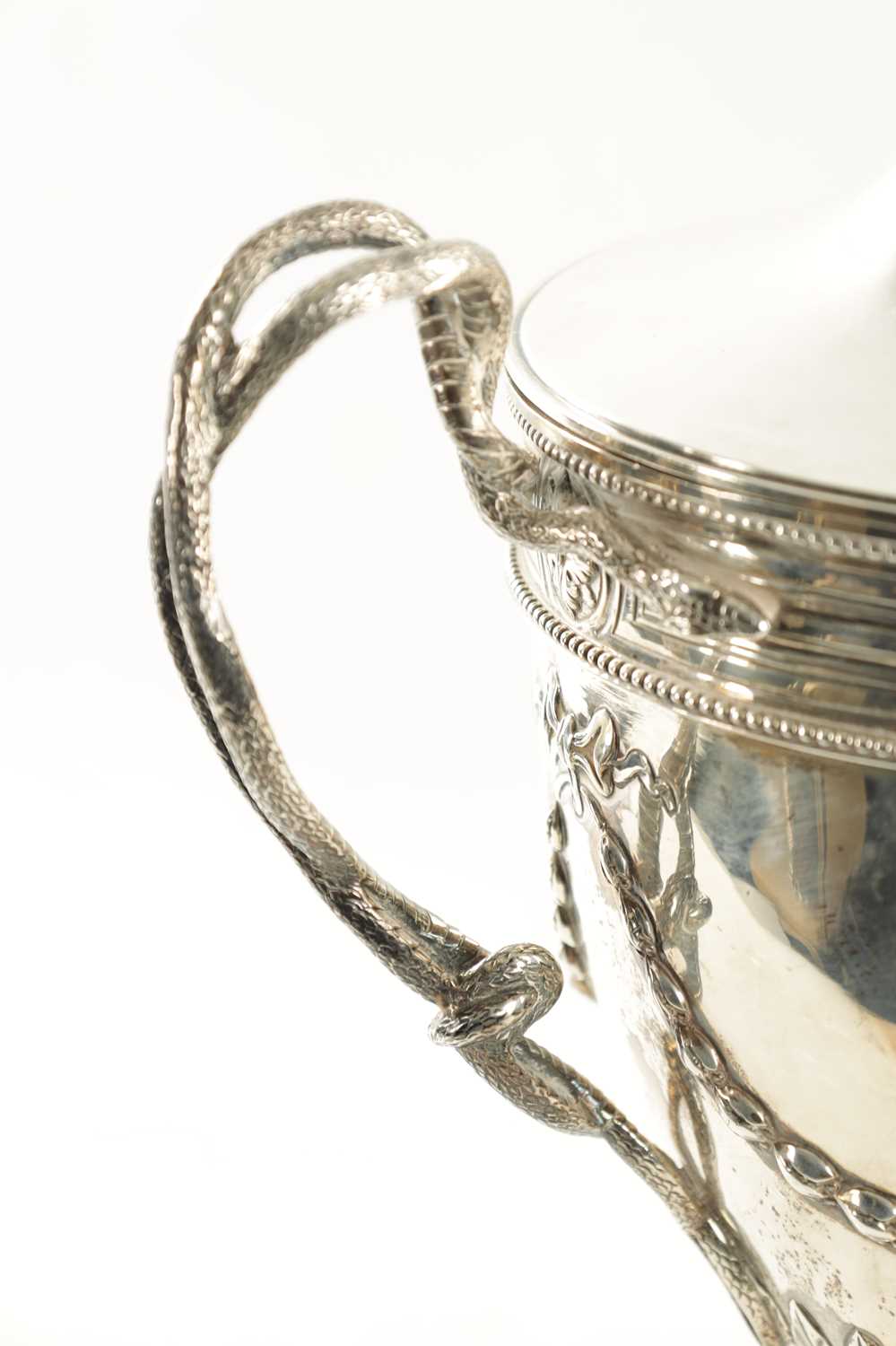 A GOOD GEORGE III SILVER ADAM-STYLE TEA URN - Image 9 of 10