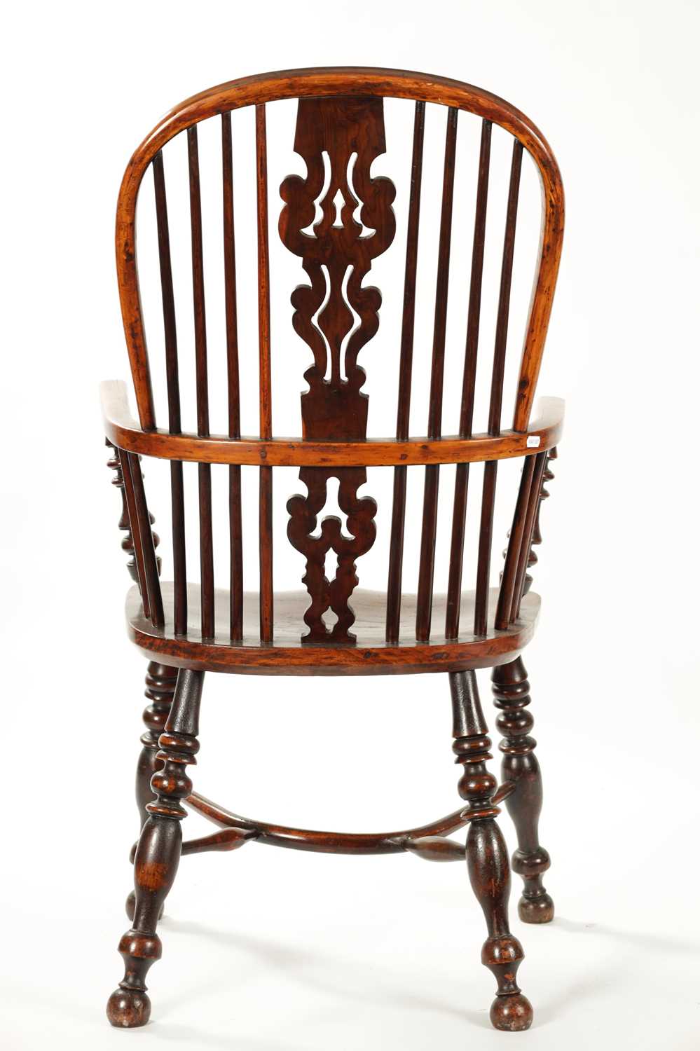 AN EARLY 19TH CENTURY NOTTINGHAMSHIRE YEW-WOOD HIGH BACK WINDSOR CHAIR - Image 9 of 9