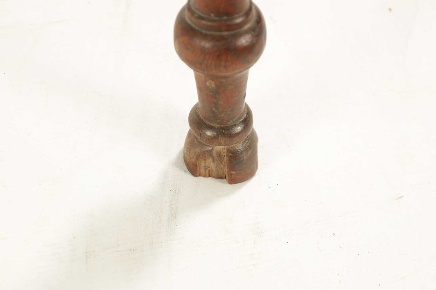 AN EARLY 19TH CENTURY NOTTINGHAMSHIRE YEW-WOOD LOW BACK WINDSOR CHAIR - Image 5 of 8