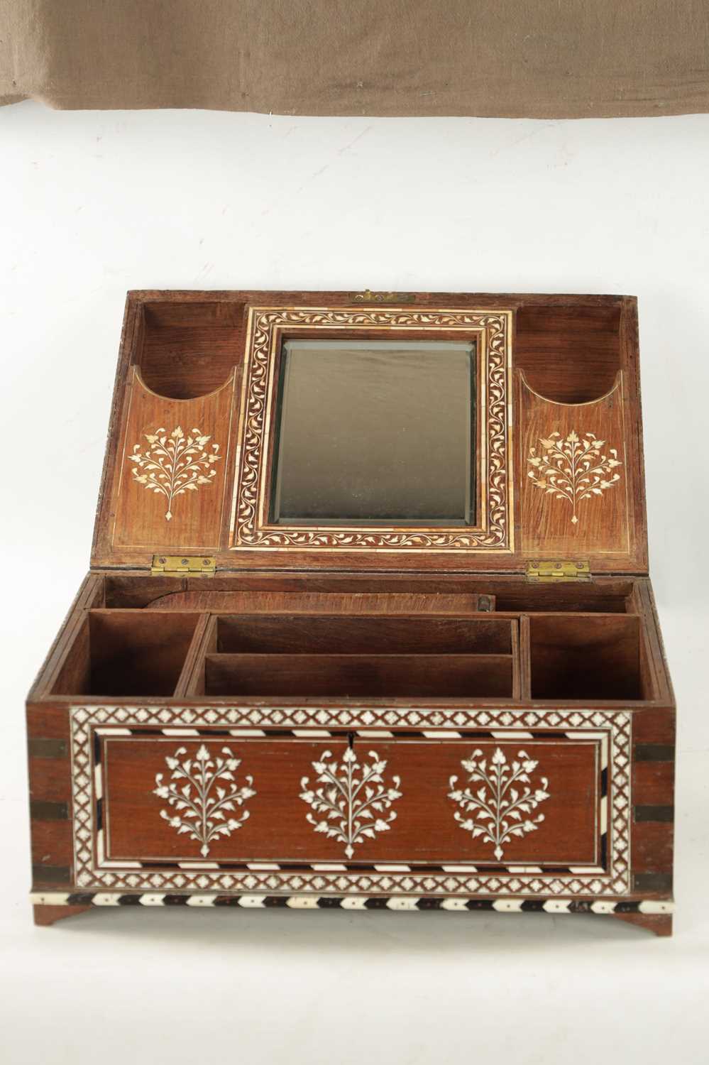 A LARGE LATE 19TH CENTURY ANGLO-INDIAN IVORY AND EBONY INLAID WORKBOX - Bild 6 aus 10