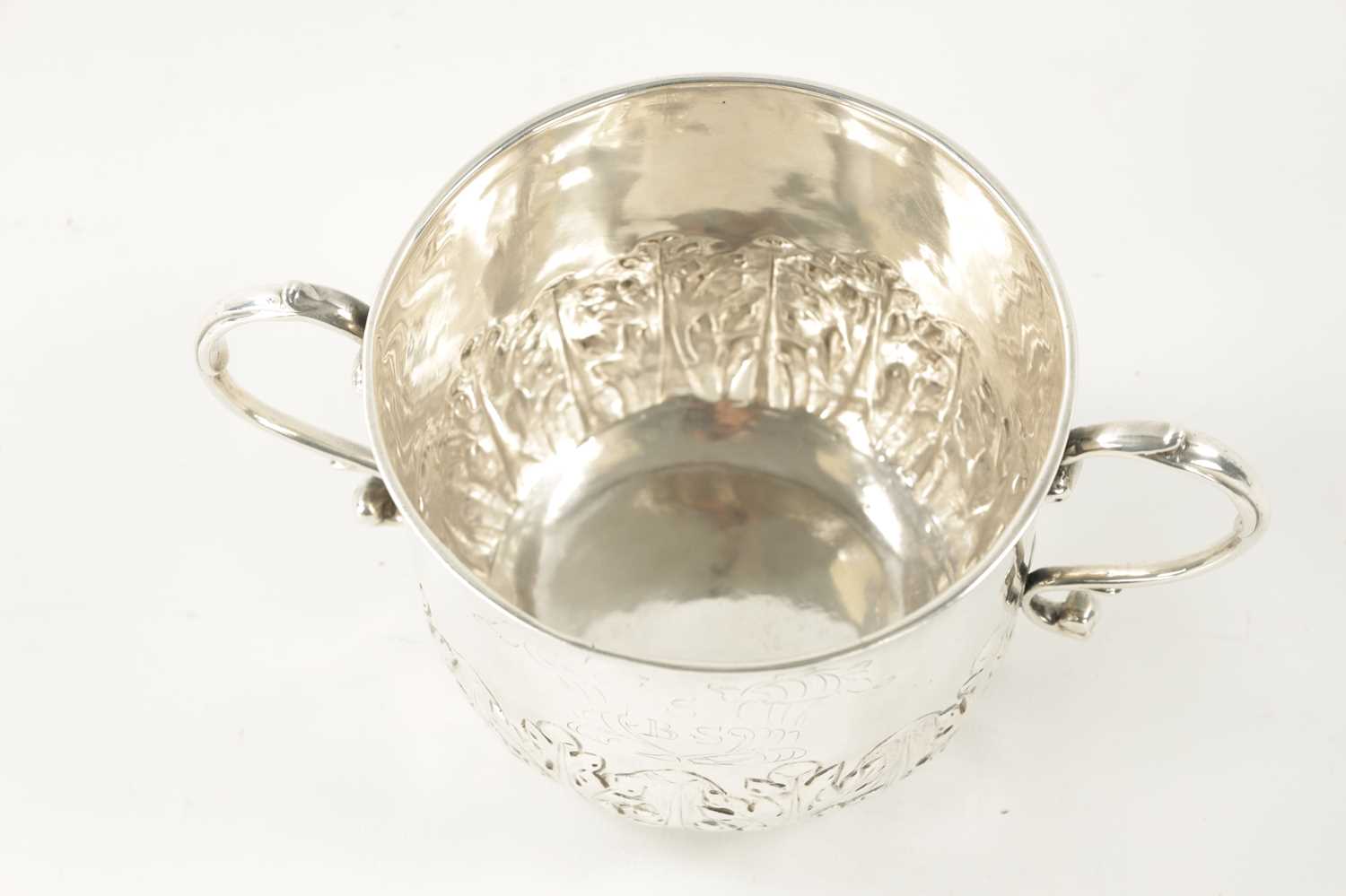 A CHARLES II SILVER PORRINGER - Image 4 of 6